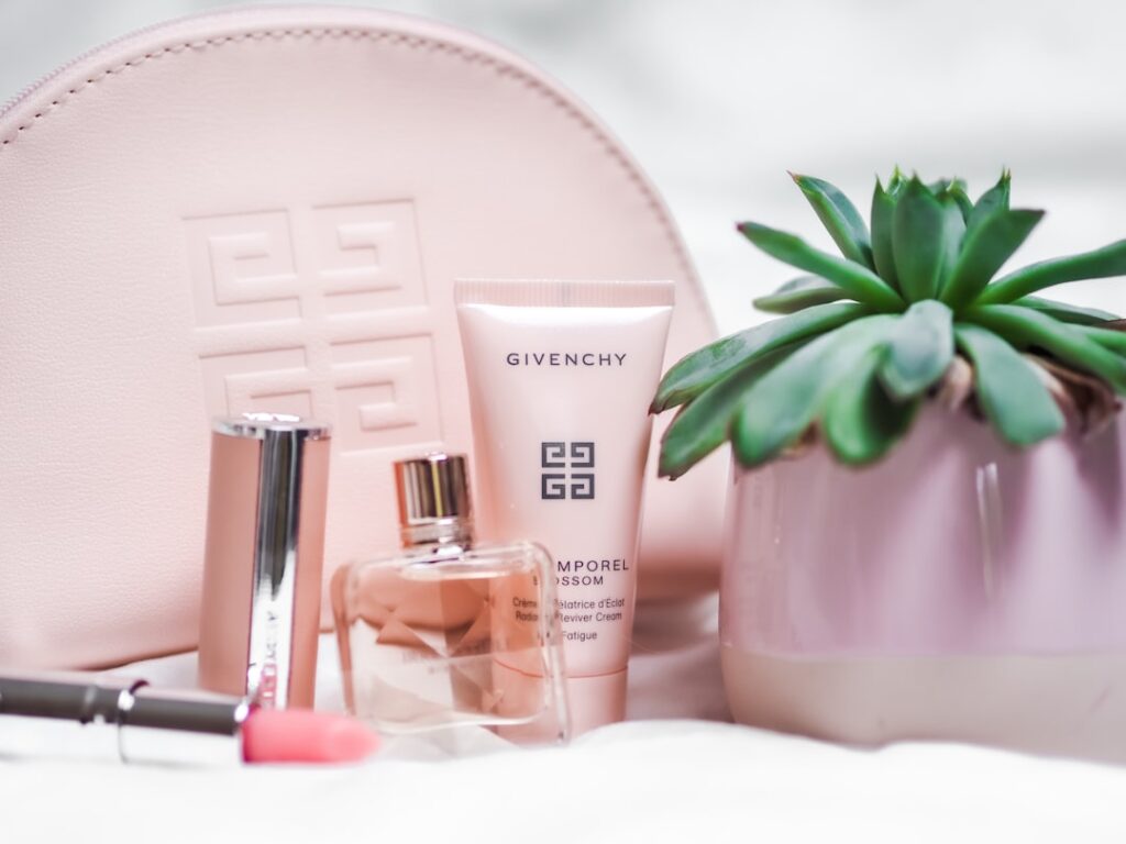 Instagram: @LauraChouette 📸 and www.laurachouette.com 🌐
#IrresistibleIsYou by @Givenchy @GivenchyBeauty. 💗  Irresistible Perfume, Lipstick and Pouch with logo. Photo by Laura Chouette ©FreeUse2020 (Thanks to MarionnaudAustria)